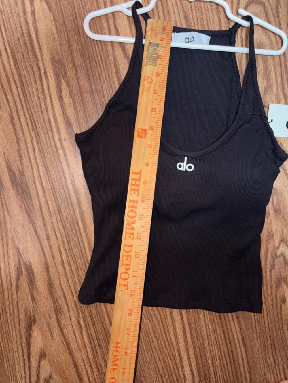 NWT Women’s ALO Yoga Black Ribbed Scoop Tank with Center Logo. Built in Bra - Picture 4 of 8